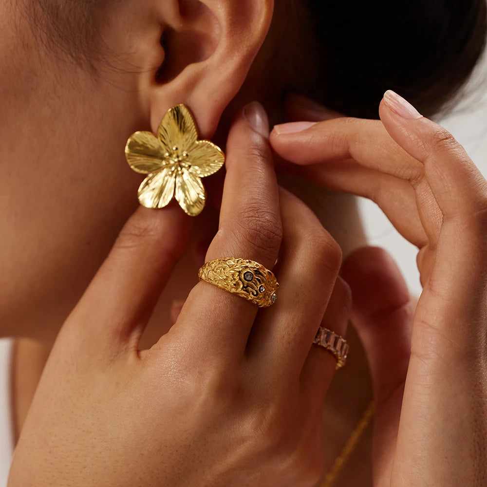 Veliora Vintage Flower Stud Earrings ✨