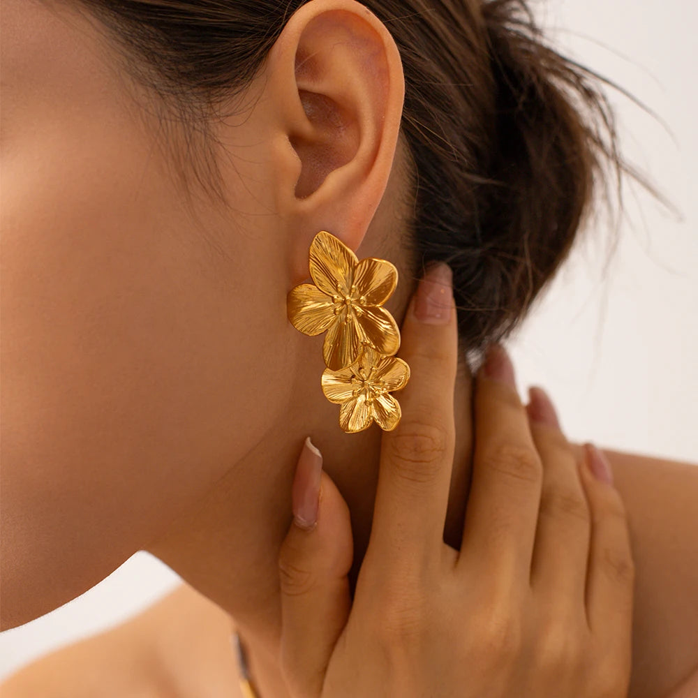 Veliora Vintage Flower Stud Earrings ✨