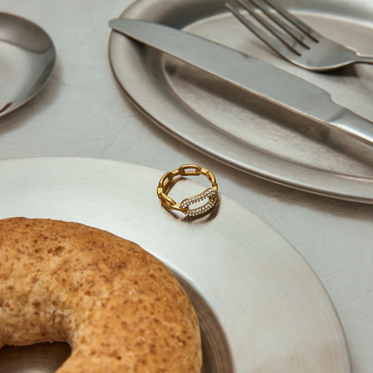 Veliora Oval Lumière Ring