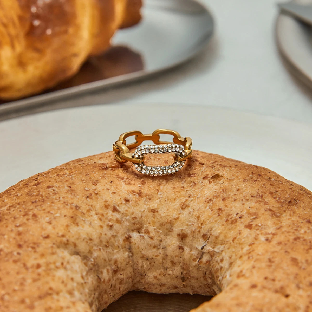 Veliora Oval Lumière Ring