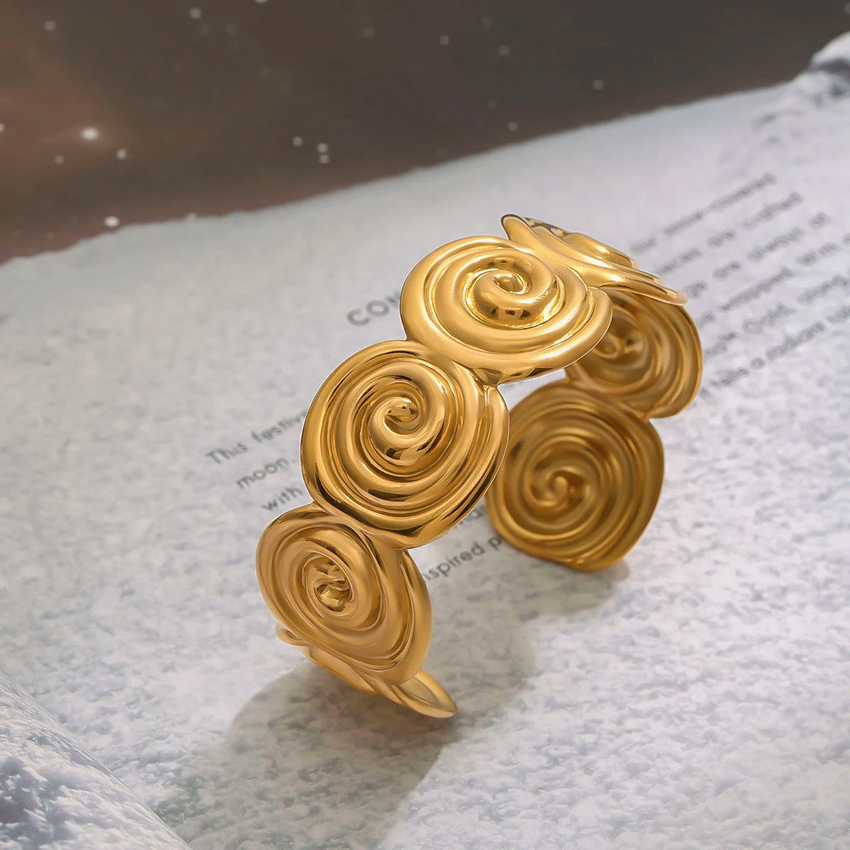 Veliora Ocean Shell Spiral Bracelet ✨