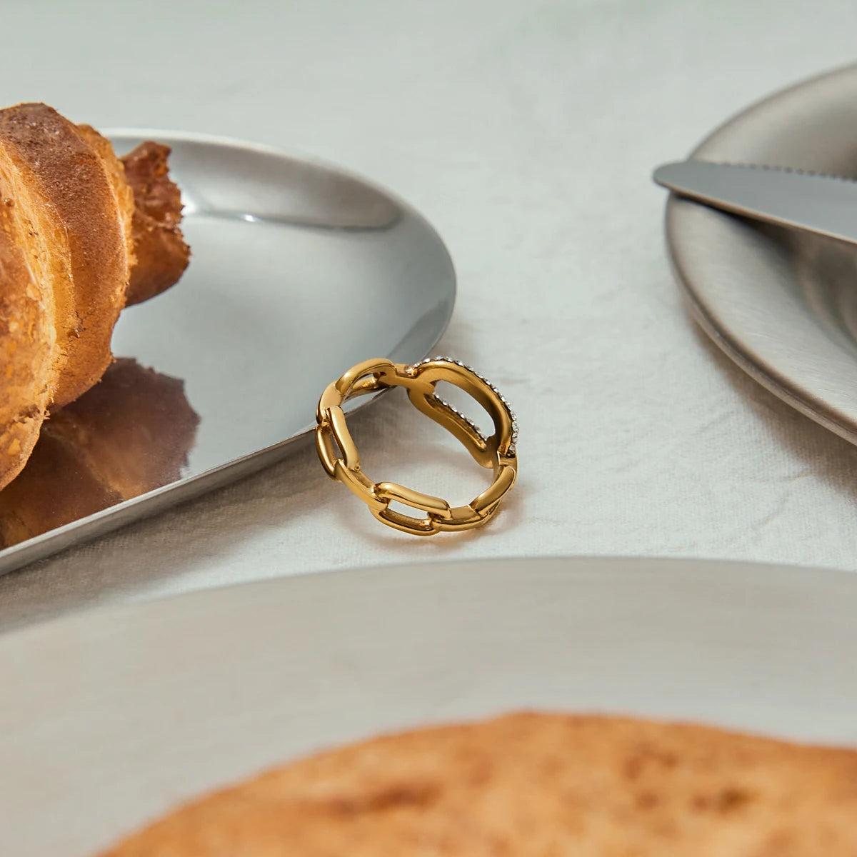 Veliora Oval Lumière Ring
