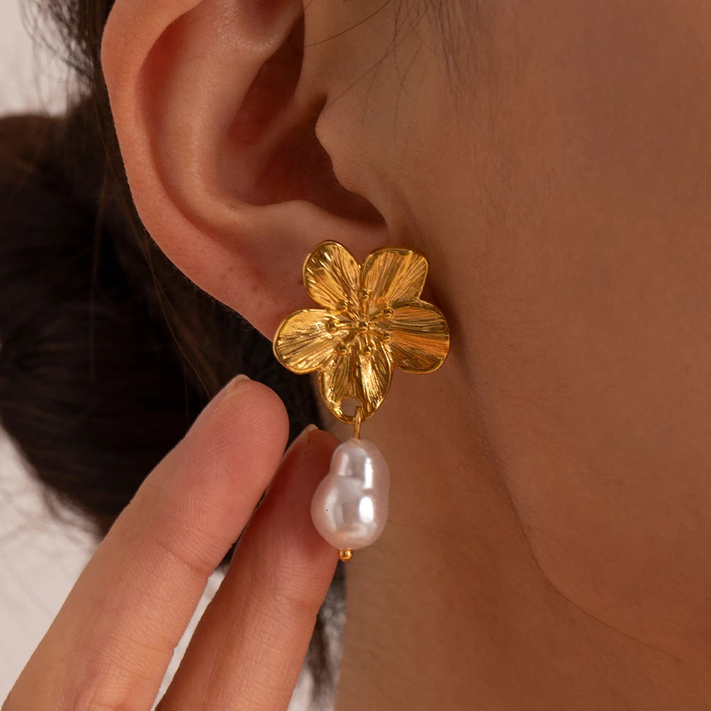 Veliora Vintage Flower Stud Earrings ✨