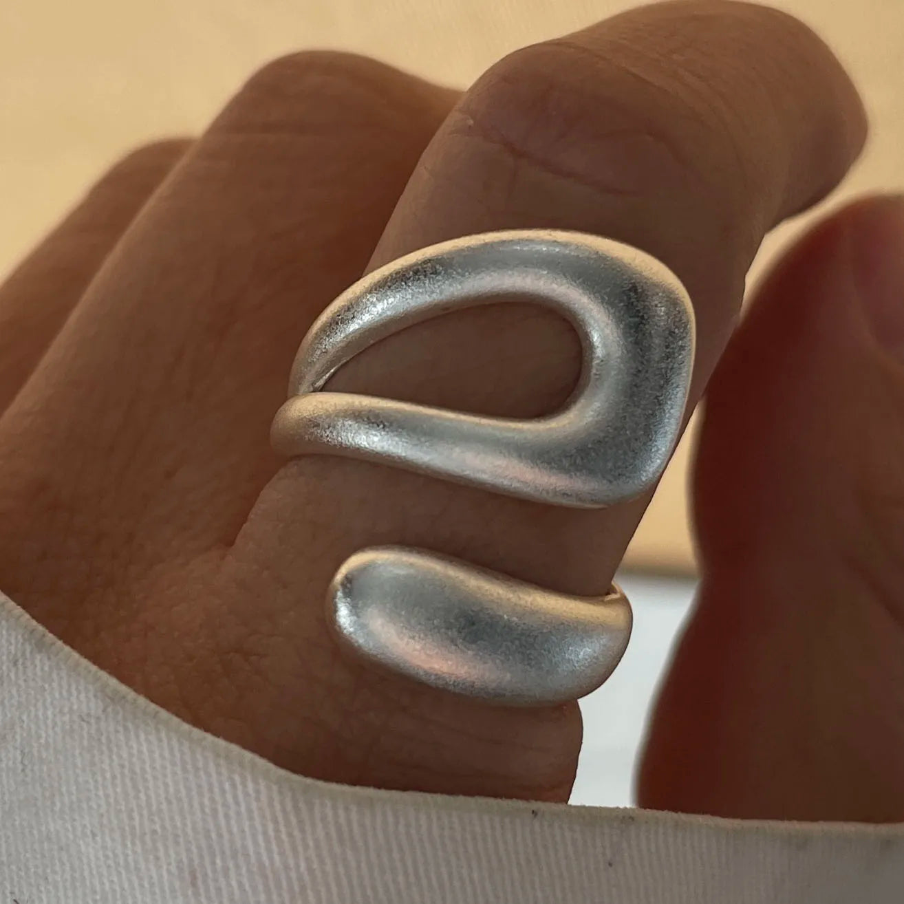 Veliora Minimal Gold Hollow Ring