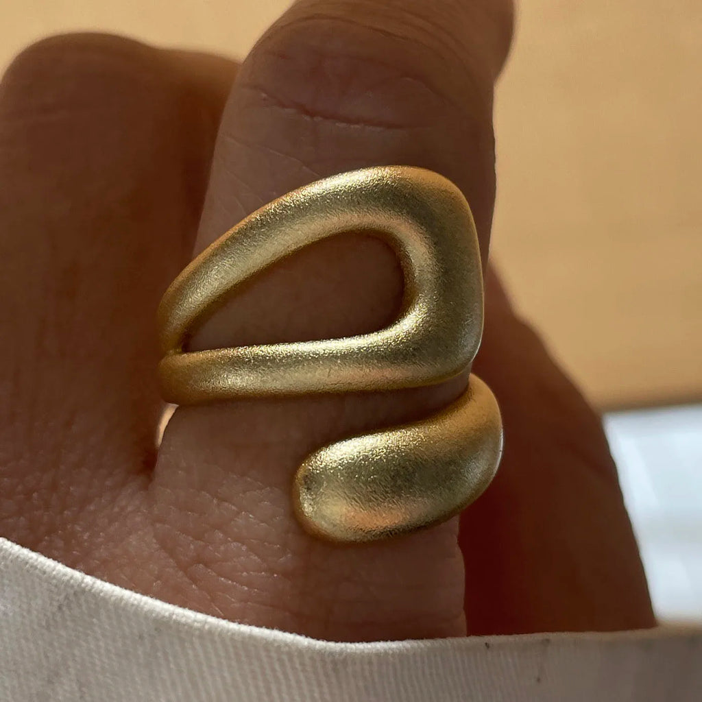 Veliora Minimal Gold Hollow Ring