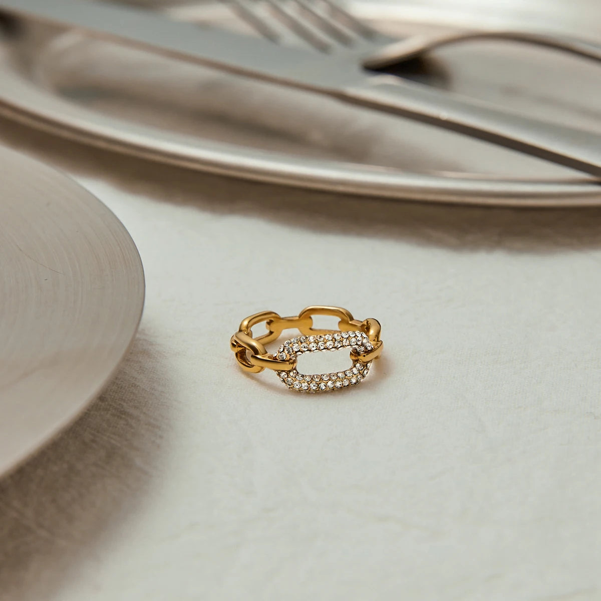 Veliora Oval Lumière Ring