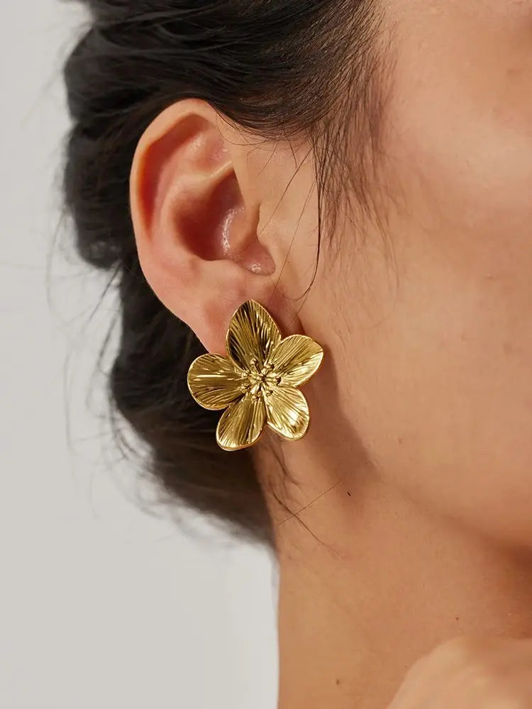 Veliora Vintage Flower Stud Earrings ✨