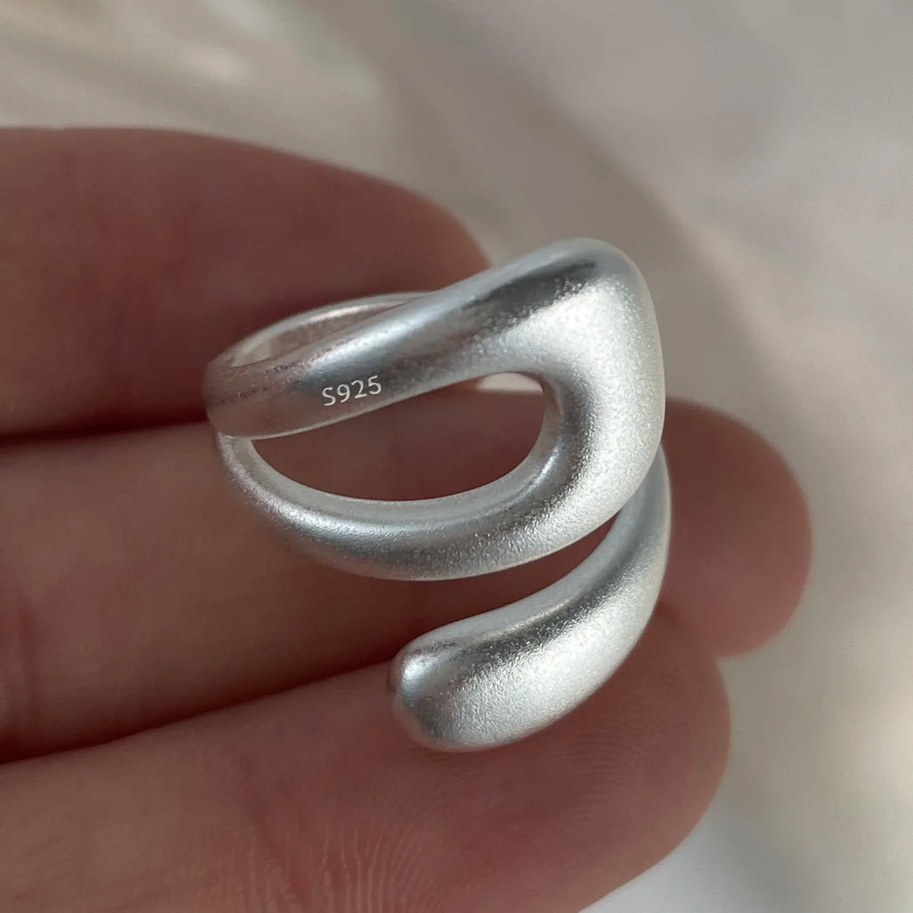Veliora Minimal Gold Hollow Ring