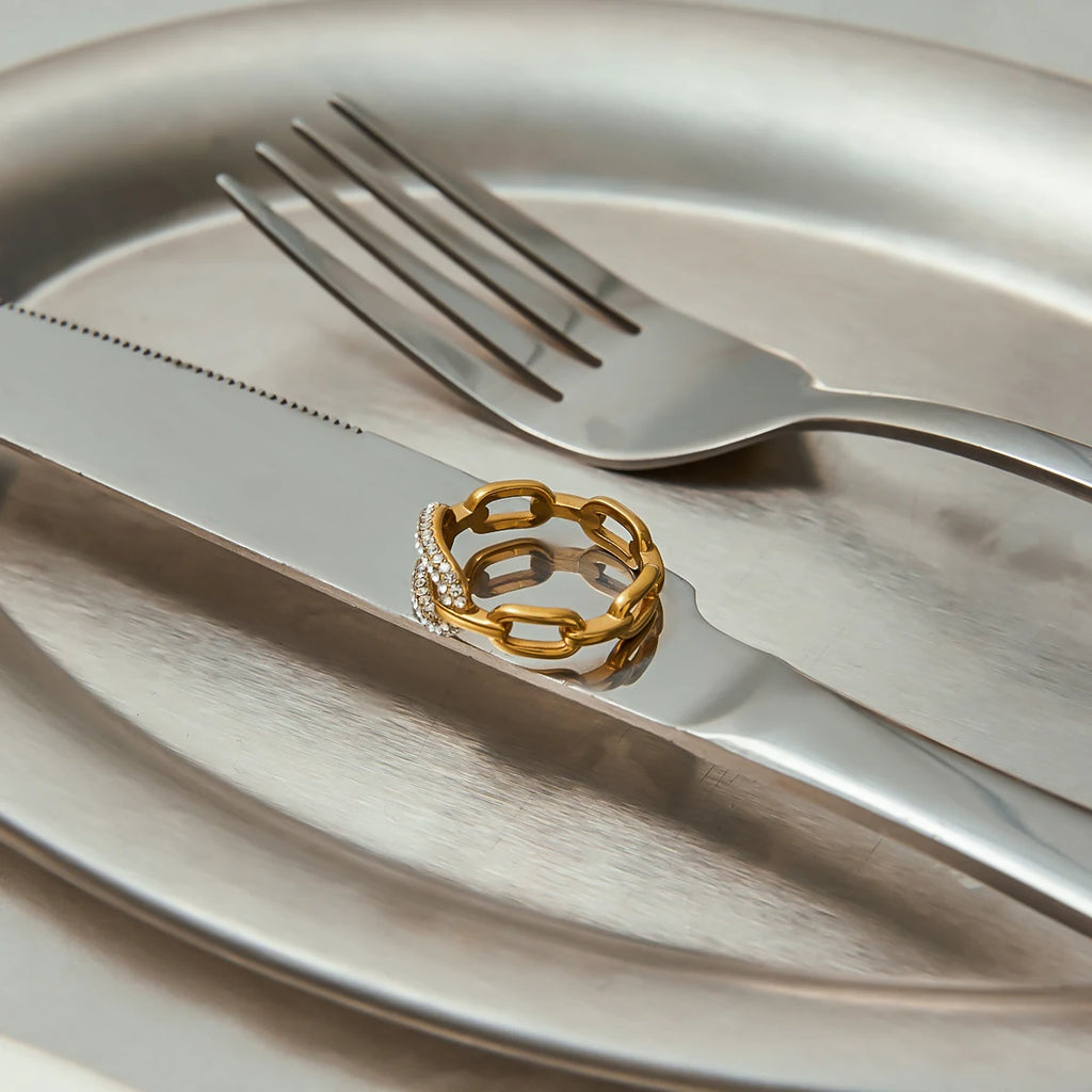 Veliora Oval Lumière Ring