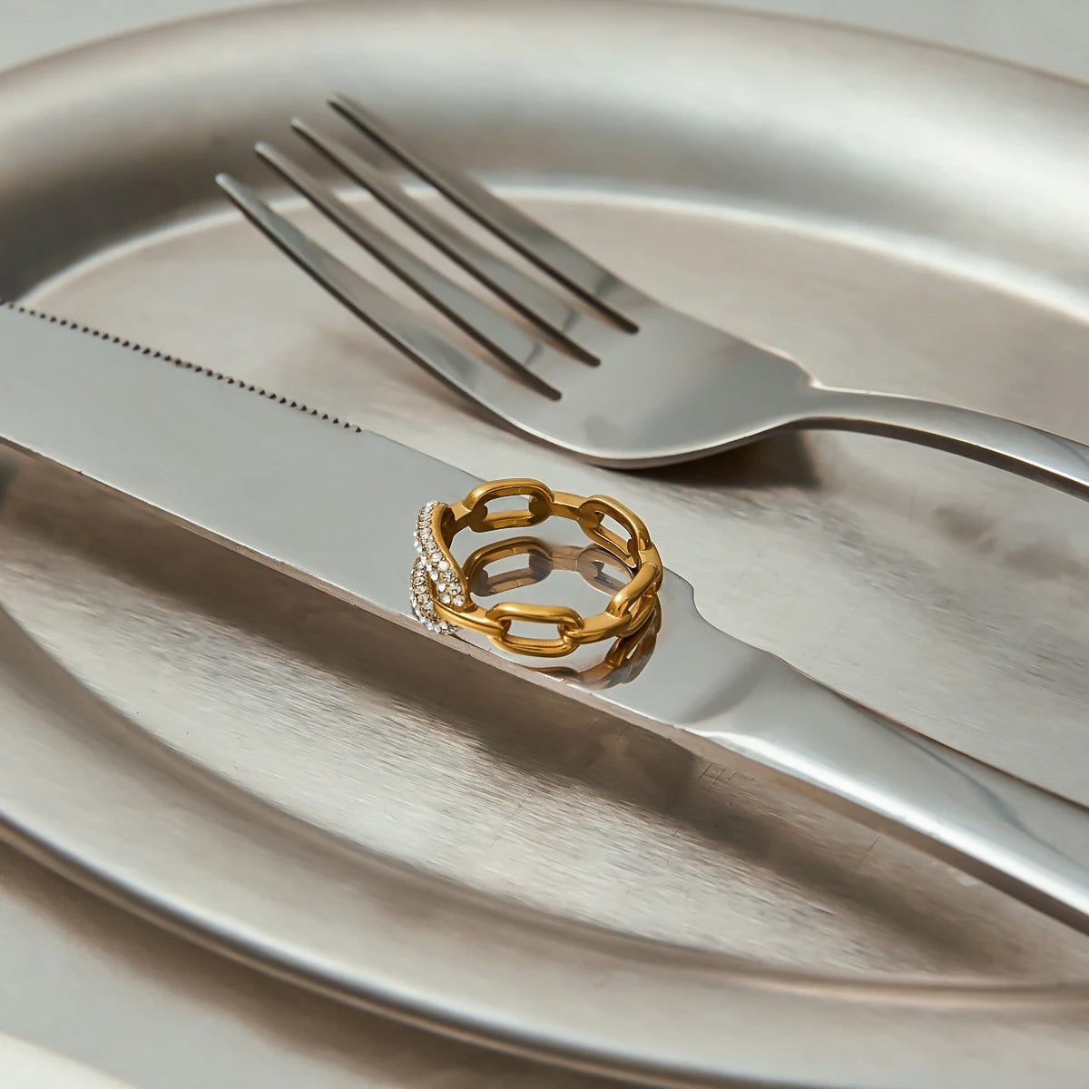 Veliora Oval Lumière Ring
