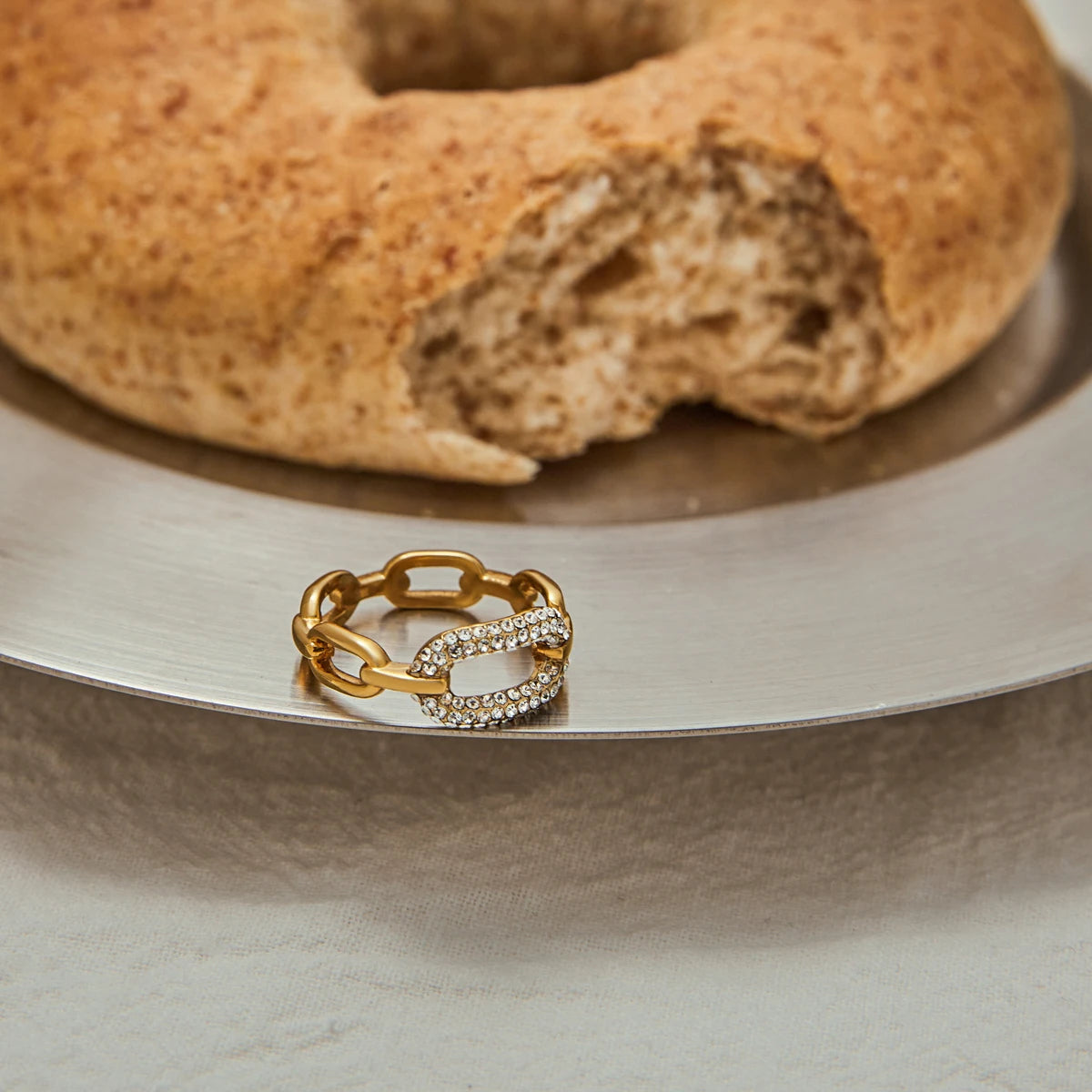 Veliora Oval Lumière Ring