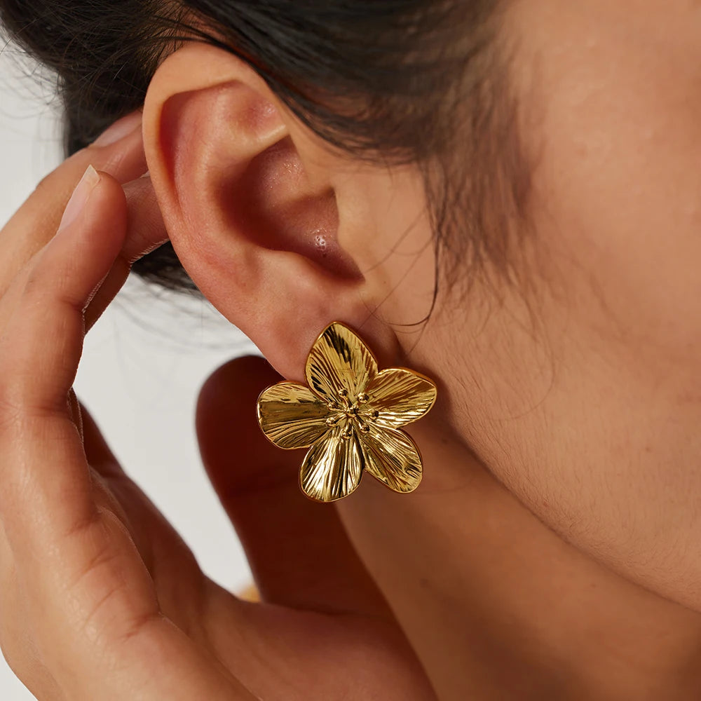 Veliora Vintage Flower Stud Earrings ✨